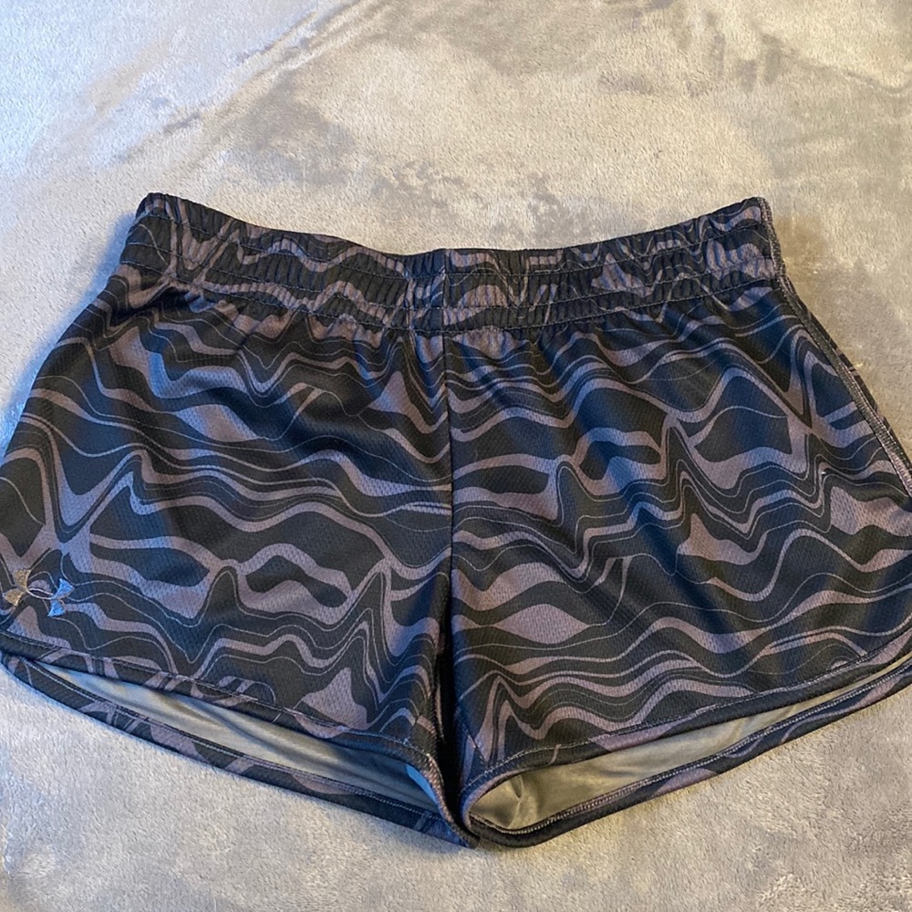 Womens under armour athletic shorts medium semi fitted